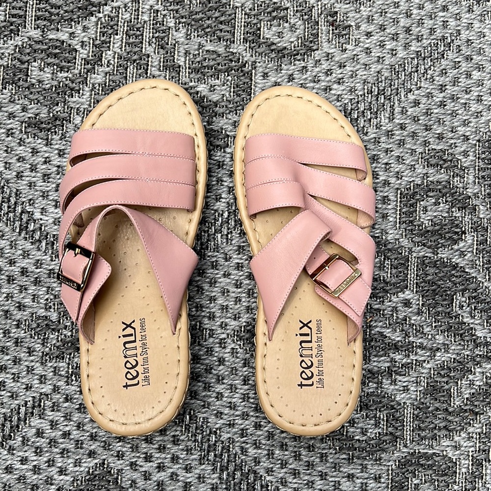 Womens size 8 sandals